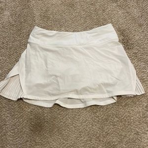 Lululemon Play off the Pleats Mid-Rise Skirt